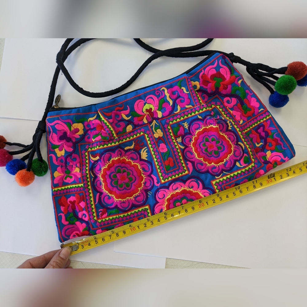 NWOT VIBRANT EMBROIDERED CROSSBODY BAG